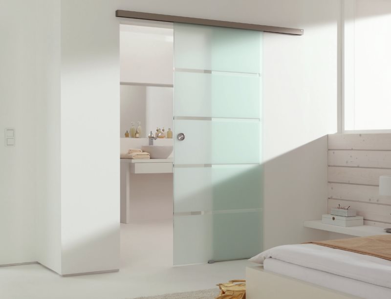 Puerta corredera entre dormitorio y baño.