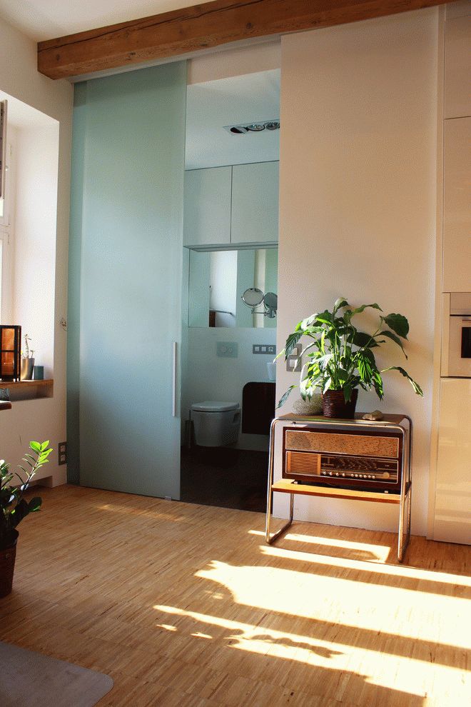 Puerta corredera de lona esmerilada en el baño