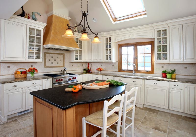 Кухненски остров с черни каменни плотове