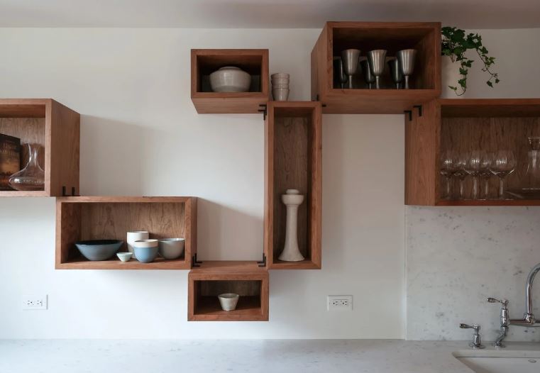 Prateleiras de tipo modular no interior da cozinha