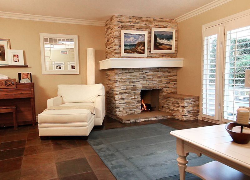 Perapian sudut di pedalaman ruang tamu rumah negara