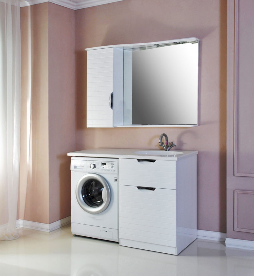 κρεμασμένο ντουλάπι στη φωτογραφία σχεδίασης του μπάνιου