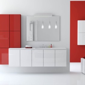 το ντουλάπι τοίχου στο μπάνιο