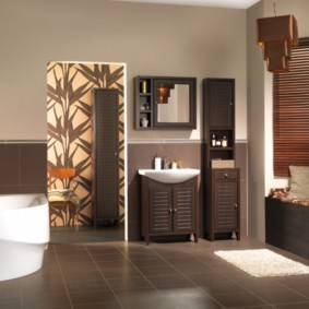 ντουλάπι τοίχου στη φωτογραφία μπάνιο