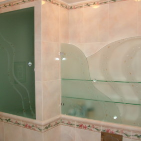 το ντουλάπι τοίχου στο σχέδιο φωτογραφιών του μπάνιου