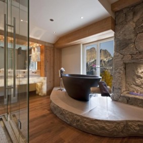 ντουλάπι τοίχου στο εσωτερικό του δωματίου με το μπάνιο