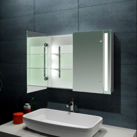 ντουλάπι τοίχου στην εσωτερική φωτογραφία του μπάνιου