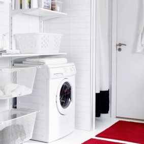 ντουλάπι τοίχων στις ιδέες του εσωτερικού χώρου του μπάνιου