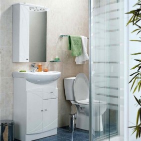 το ντουλάπι τοίχου στο μπάνιο