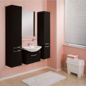 ντουλάπι τοίχου στην εσωτερική φωτογραφία του μπάνιου