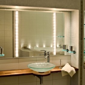 κρεμασμένο ντουλάπι στις επιλογές του μπάνιου