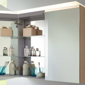 το ντουλάπι τοίχου στο μπάνιο