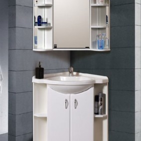 kabinet sudut hinged di bilik mandi