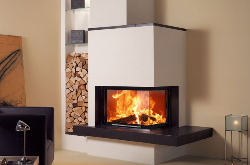 Tumpukan kayu api di ceruk berhampiran perapian