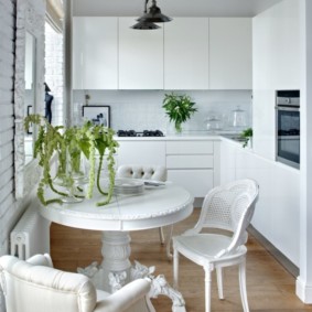 ruang makan di meja bulat dapur