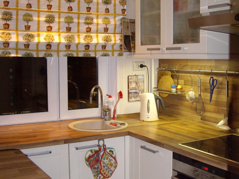 Tirai Rom pada tetingkap panel Khrushchev