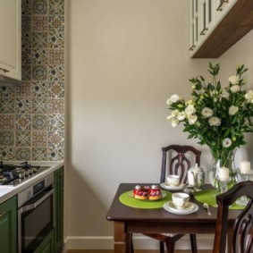 presupuesto de cocina interior con papel tapiz