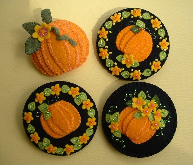 Panel aus Filz auf einer beige Wand