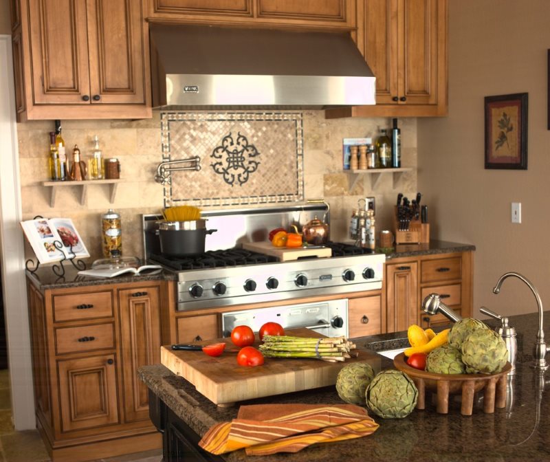 Fliesenplatte im Kochbereich der modernen Küche