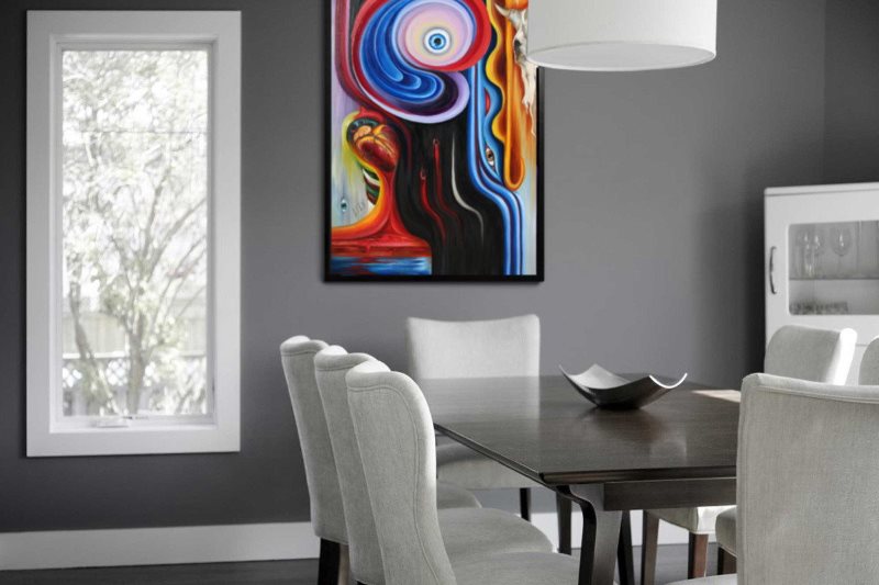 Helles Panel an der grauen Wand der Küche