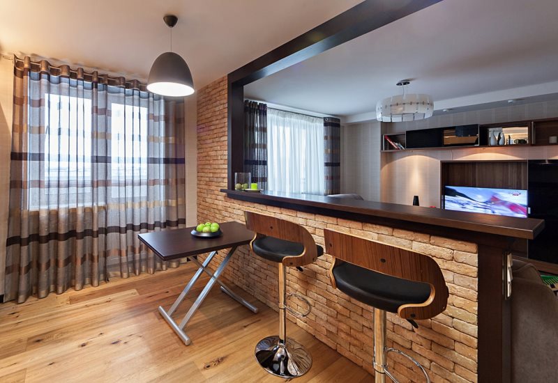 บาร์อิฐระหว่างห้องนั่งเล่นและห้องครัว