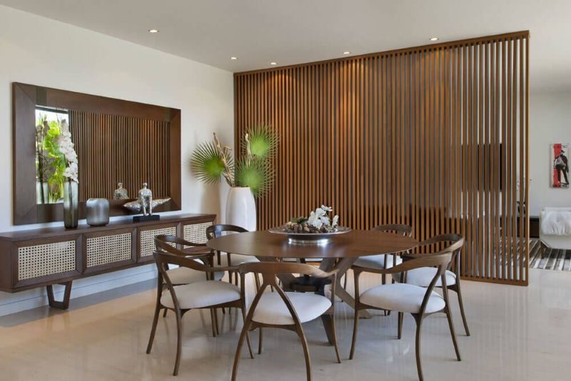 ฉากกั้นระหว่างแผ่นบาง ๆ ระหว่างครัวกับห้องนั่งเล่น