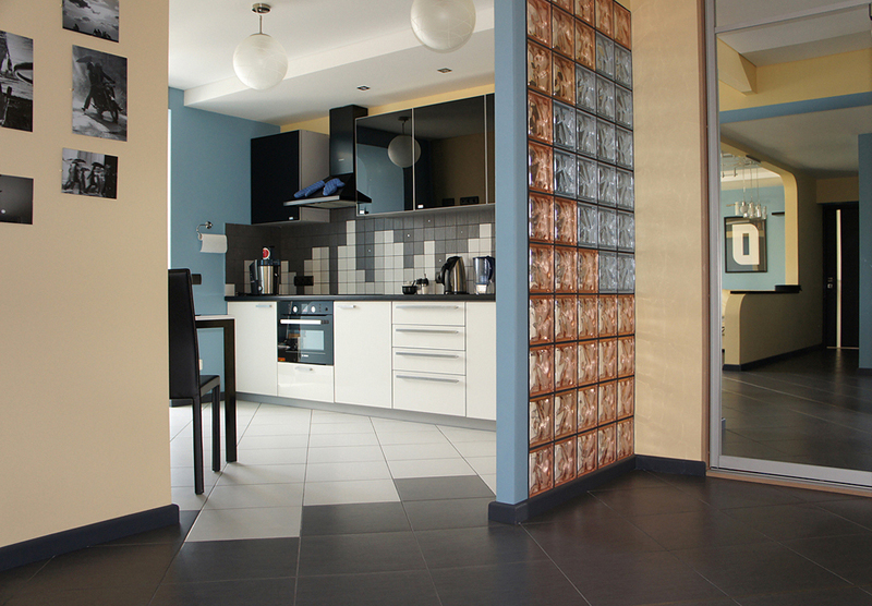 ฉากกั้นระหว่างบล็อกแก้วที่มีสีแตกต่างกัน