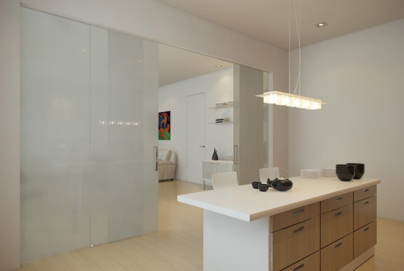 ฉากกั้นห้องพลาสติกสีขาวในห้องครัว