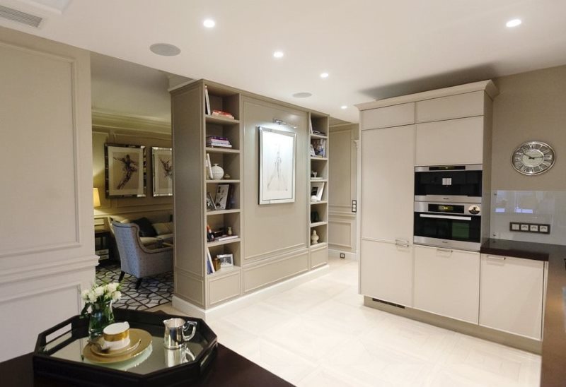 ฉากกั้นห้องมีชั้นวางของในห้องครัวห้องนั่งเล่น