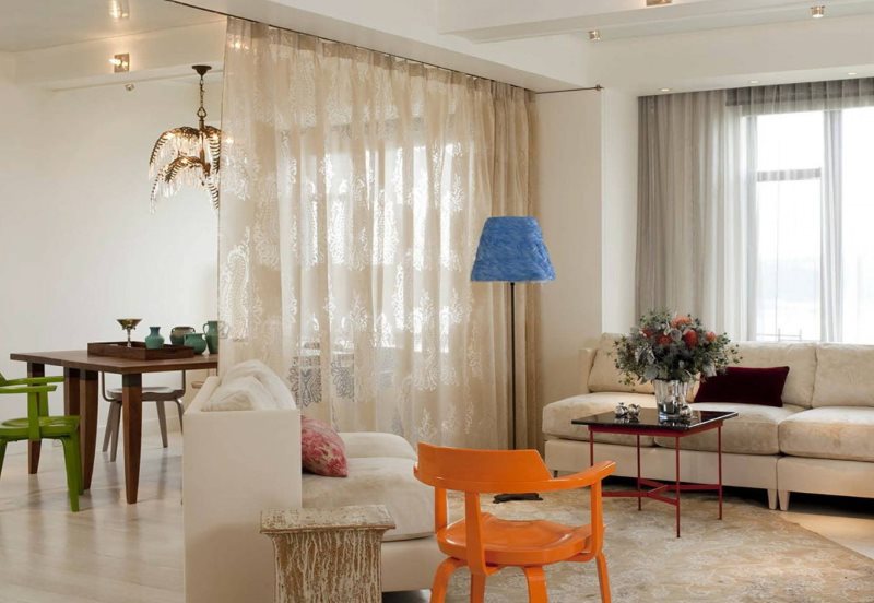 ม่านแสงที่ชายแดนของห้องครัวและห้องนั่งเล่น