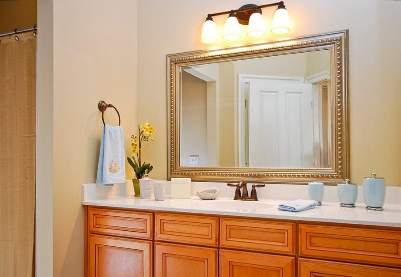 Éclairage de miroir de salle de bain de style classique