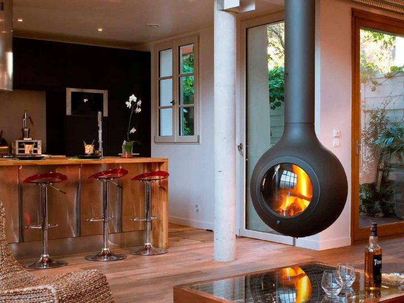 Perapian logam ditangguhkan di ruang tamu dapur
