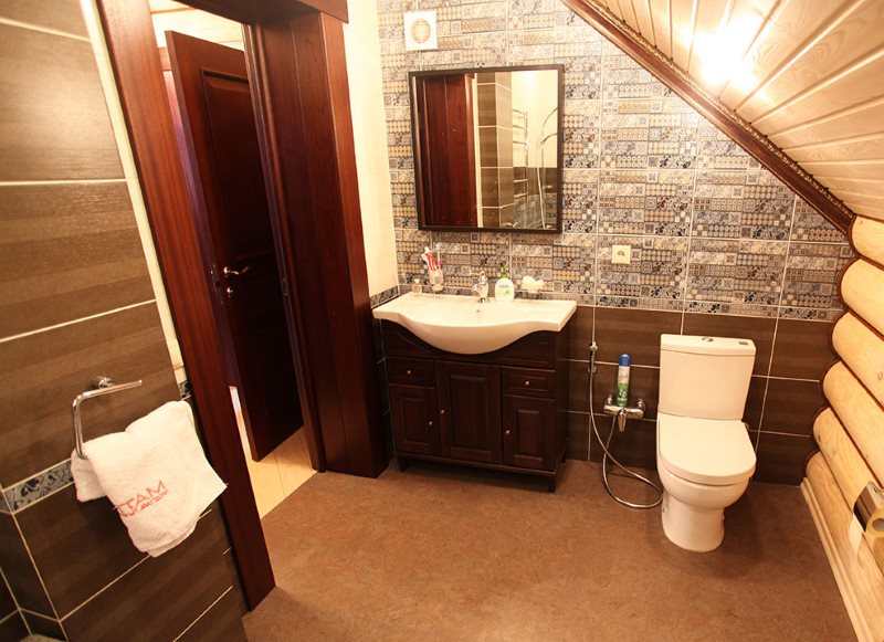 White toilet on the cork floor of the attic bathroom