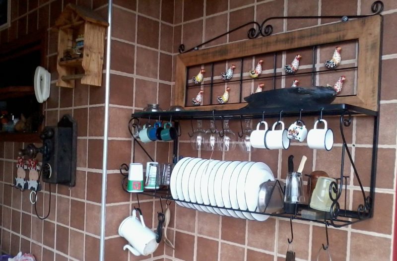 Prateleira forjada acima da pia da cozinha