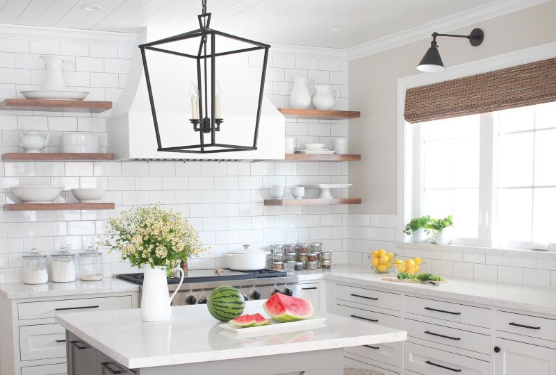 Pequenas prateleiras feitas de restos de aglomerado na cozinha de uma casa particular