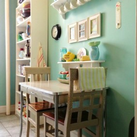 Lindas prateleiras sobre a mesa de jantar