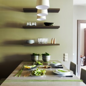 Pequenas prateleiras acima da mesa da cozinha