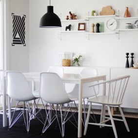 Decorar prateleiras abertas da parede da cozinha