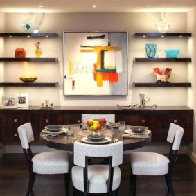 Lembranças nas prateleiras da cozinha aberta