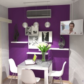 Prateleiras brancas na parede lilás da cozinha