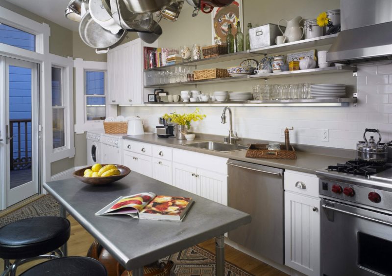 Acessórios de cozinha em prateleiras abertas