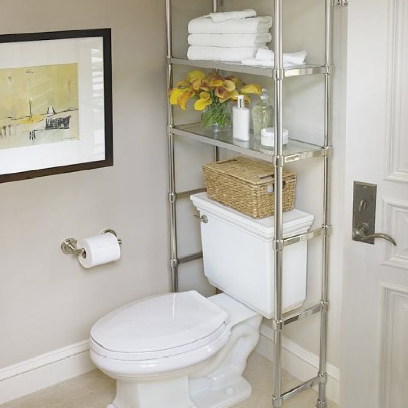Étagère au-dessus de la cuvette des toilettes