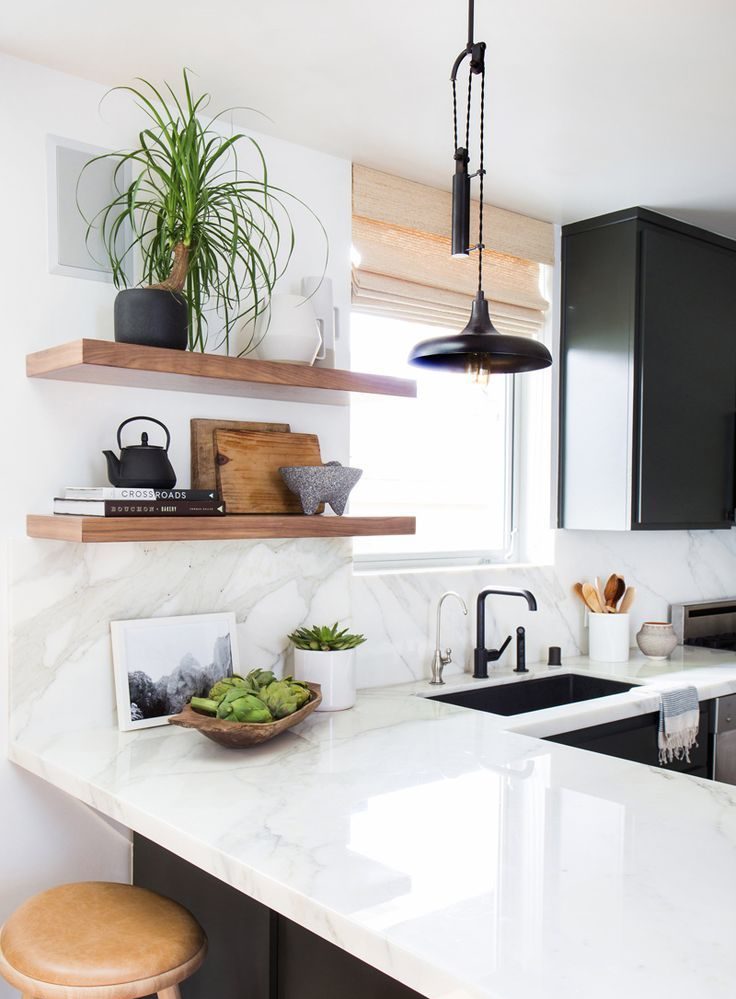 Flores e livros nas prateleiras na cozinha de estilo escandinavo