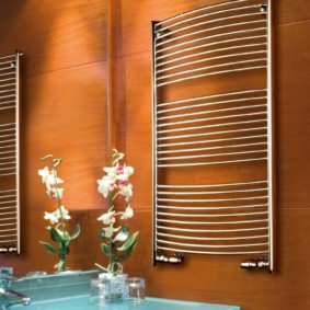 sèche-serviettes électrique à la salle de bain