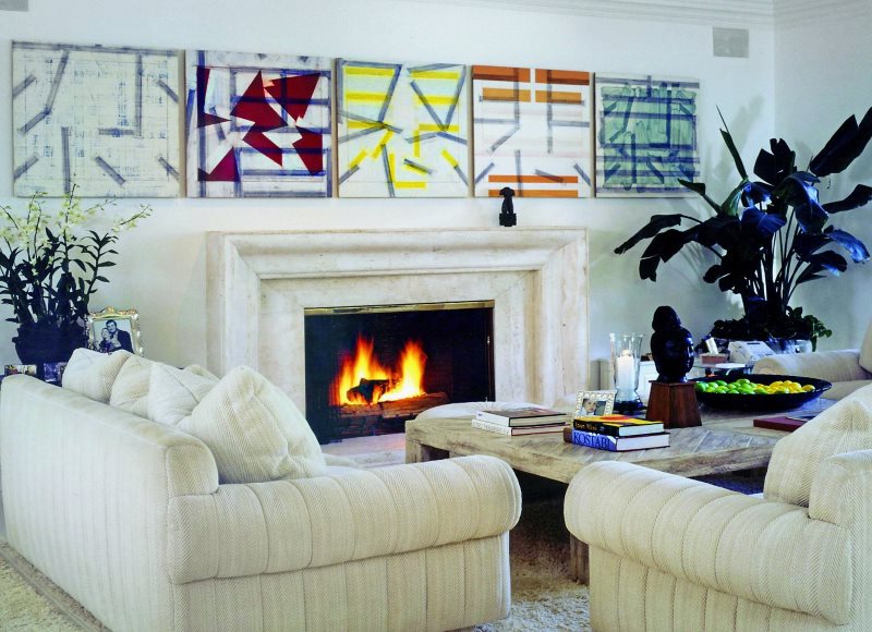 Lukisan-lukisan kubis di atas perapian di ruang tamu