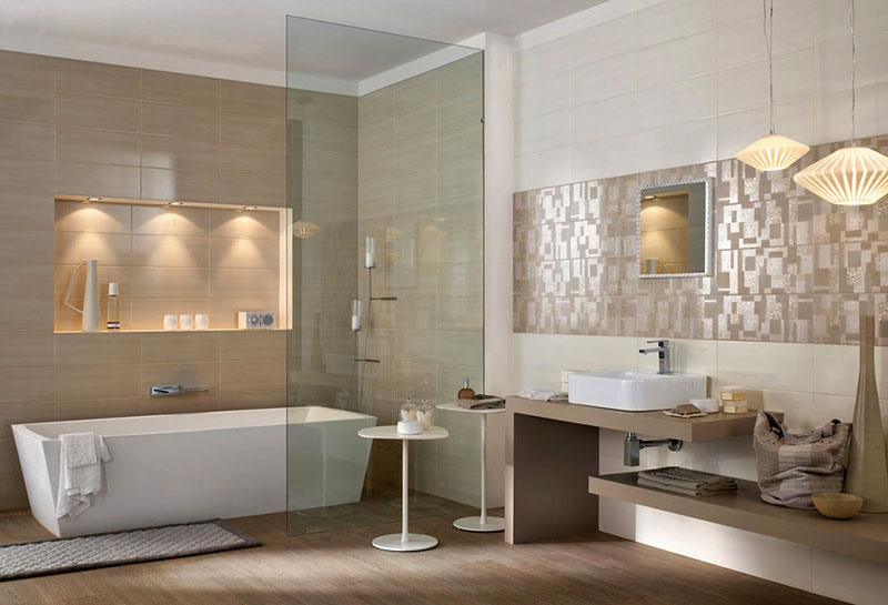 Éclairage de niche dans le mur de la salle de bain