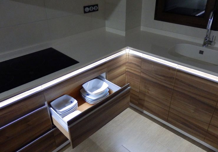 Ανοιχτό συρτάρι κουζίνας με οπίσθιο φωτισμό στο προφίλ