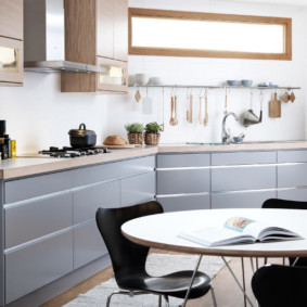 Γκρίζες προσόψεις ενός σετ κουζίνας