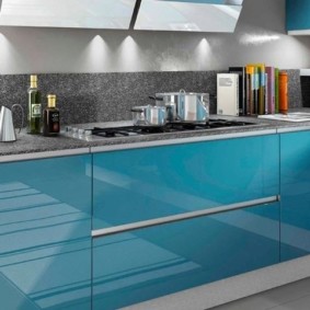 Μπλε πρόσοψη των επίπλων κουζίνας