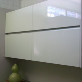 Κρεμαστό ερμάριο με χειρολαβές